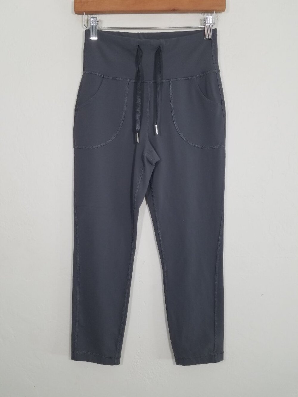 Like New Lululemon Legging Pants Pockets Cropped Size 6 - Picture 1 of 5